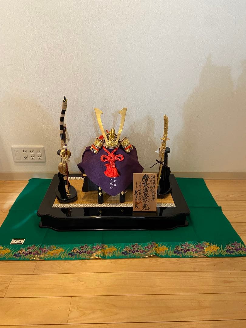 五月人形 兜木製 台座付き　金屏風付き