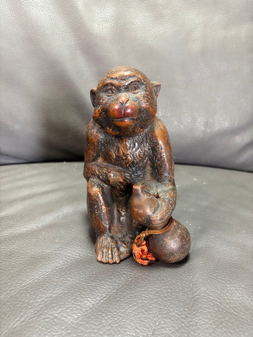 瓢箪を持つ猿　置物