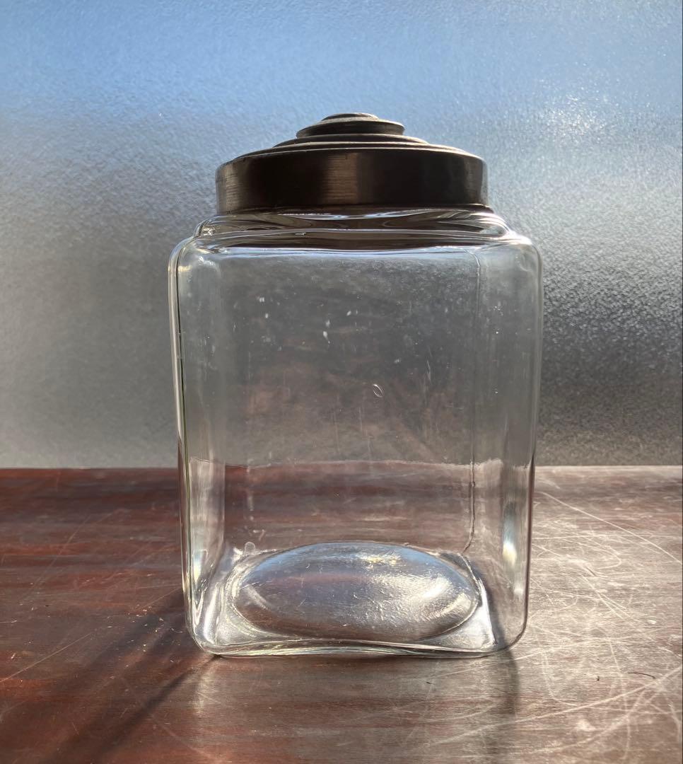 昭和レトロ　小ぶりザイズのタイプ違い　蓋付きガラス瓶　2個セット