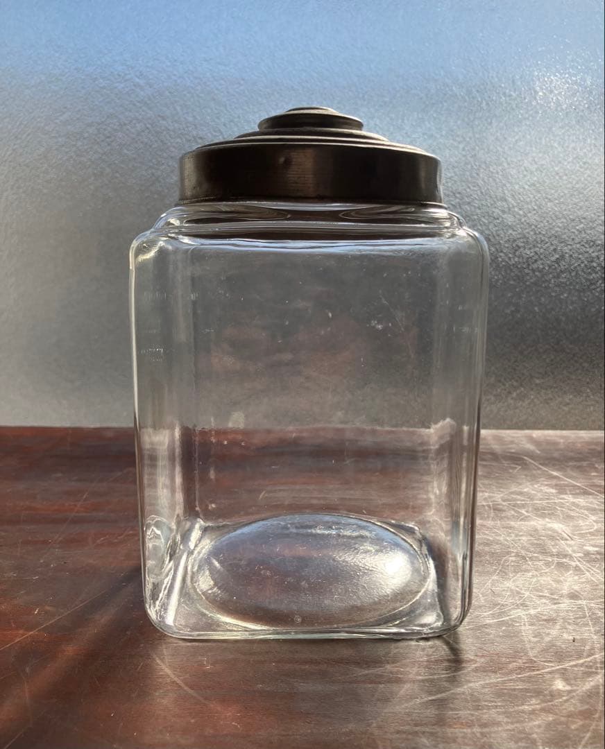 昭和レトロ　小ぶりザイズのタイプ違い　蓋付きガラス瓶　2個セット