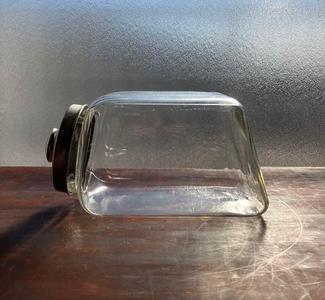 昭和レトロ　小ぶりザイズのタイプ違い　蓋付きガラス瓶　2個セット