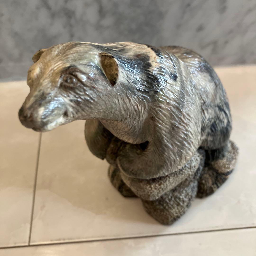 カナダビンテージ　精巧さと芸術性を兼ね備えるシロクマの天然石一刀彫のオブジェ