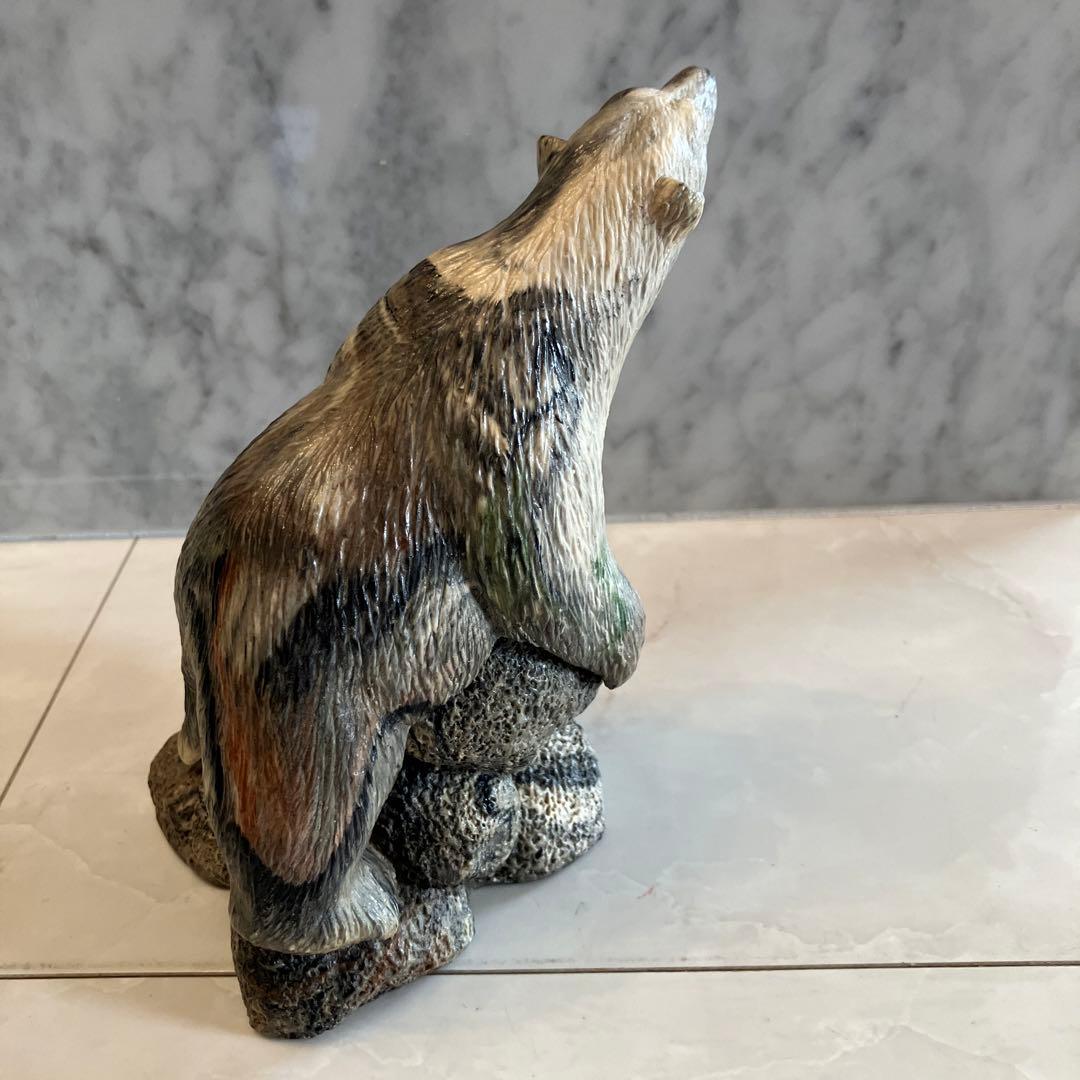 カナダビンテージ　精巧さと芸術性を兼ね備えるシロクマの天然石一刀彫のオブジェ