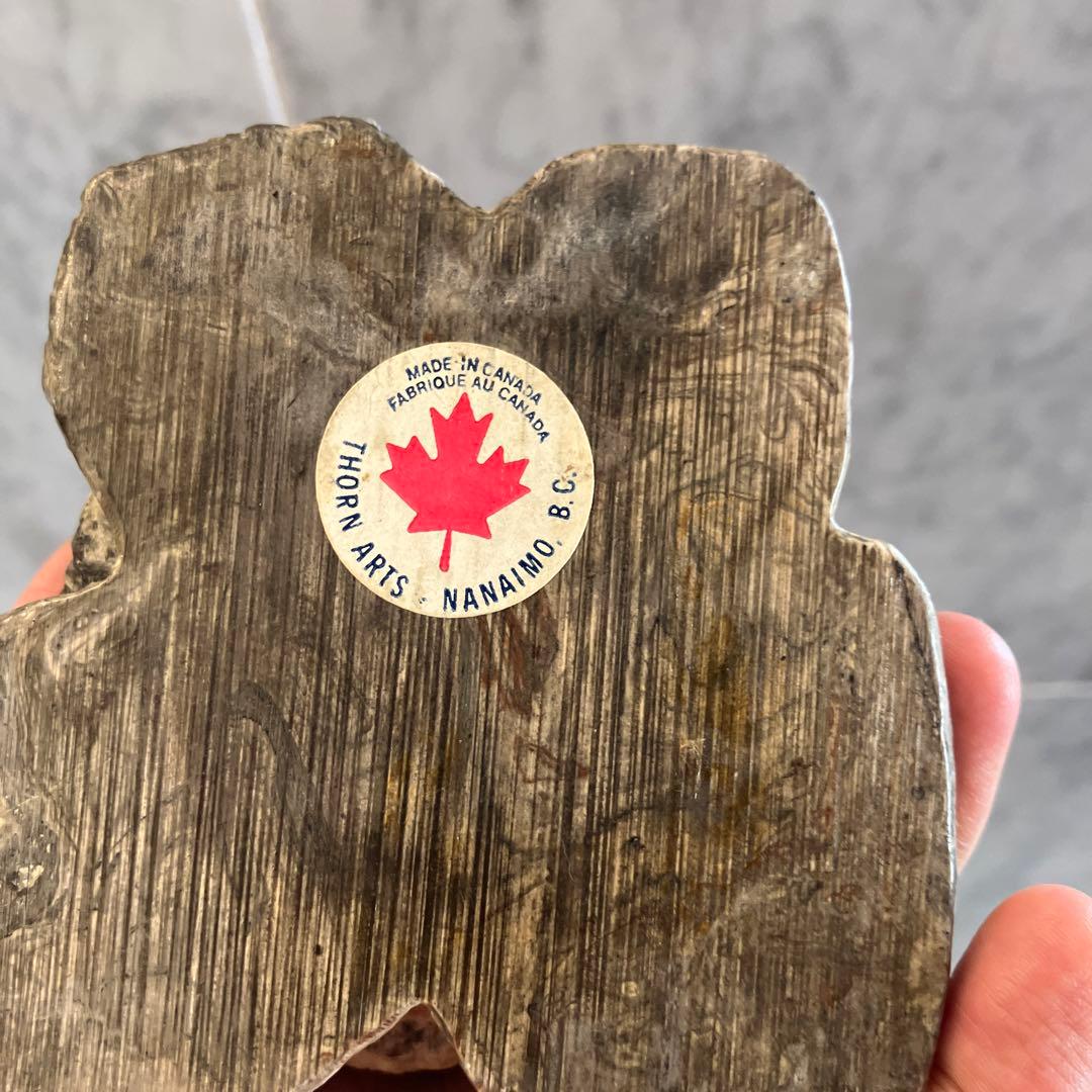 カナダビンテージ　精巧さと芸術性を兼ね備えるシロクマの天然石一刀彫のオブジェ