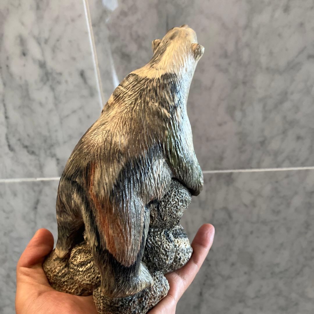 カナダビンテージ　精巧さと芸術性を兼ね備えるシロクマの天然石一刀彫のオブジェ
