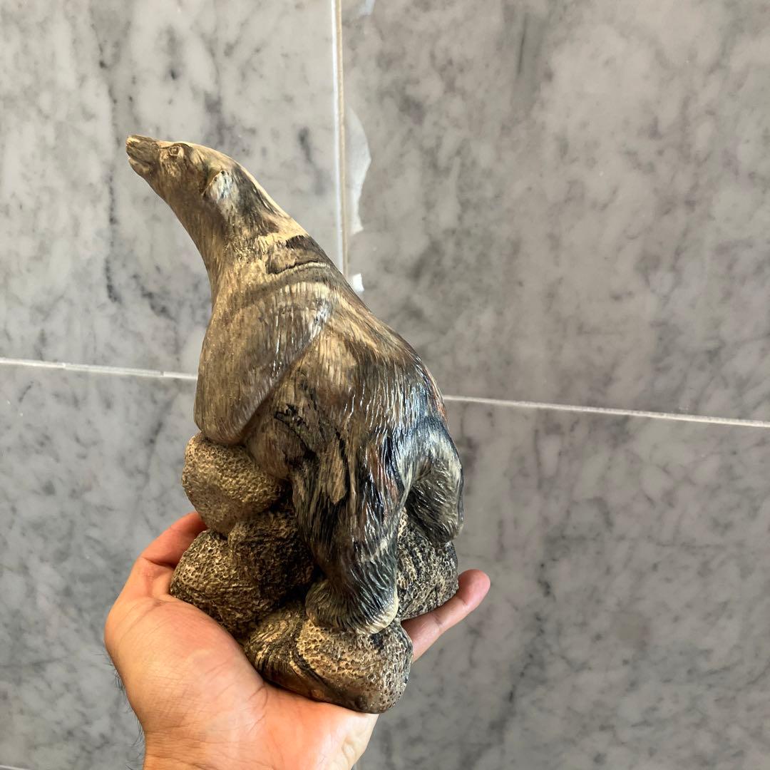 カナダビンテージ　精巧さと芸術性を兼ね備えるシロクマの天然石一刀彫のオブジェ