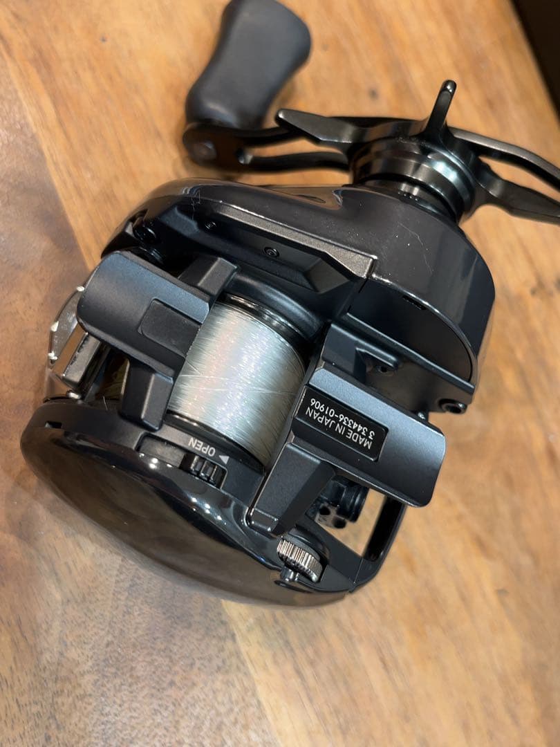 美品 ダイワ 24スティーズSV TW XH 右ハンドル ライン付