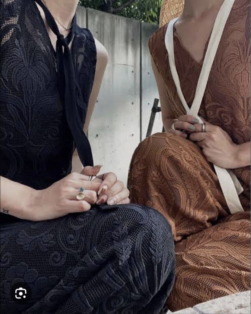 Ameri　CHLOE V NECK ROMPERS