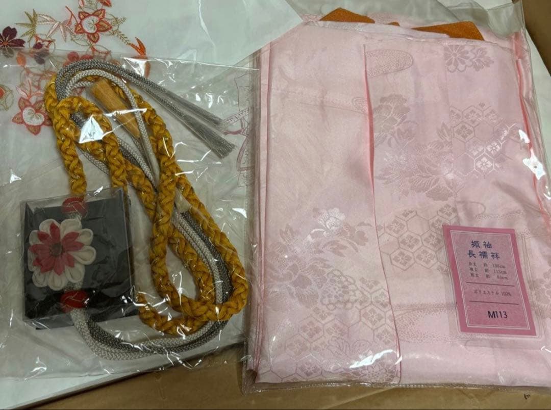 【ぐぅーちゃん⭐︎】 振袖フルセット 可愛い花柄　金駒刺繍　人気のホワイト系