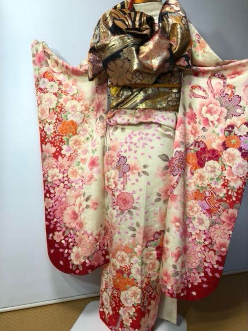 【ぐぅーちゃん⭐︎】 振袖フルセット 可愛い花柄　金駒刺繍　人気のホワイト系
