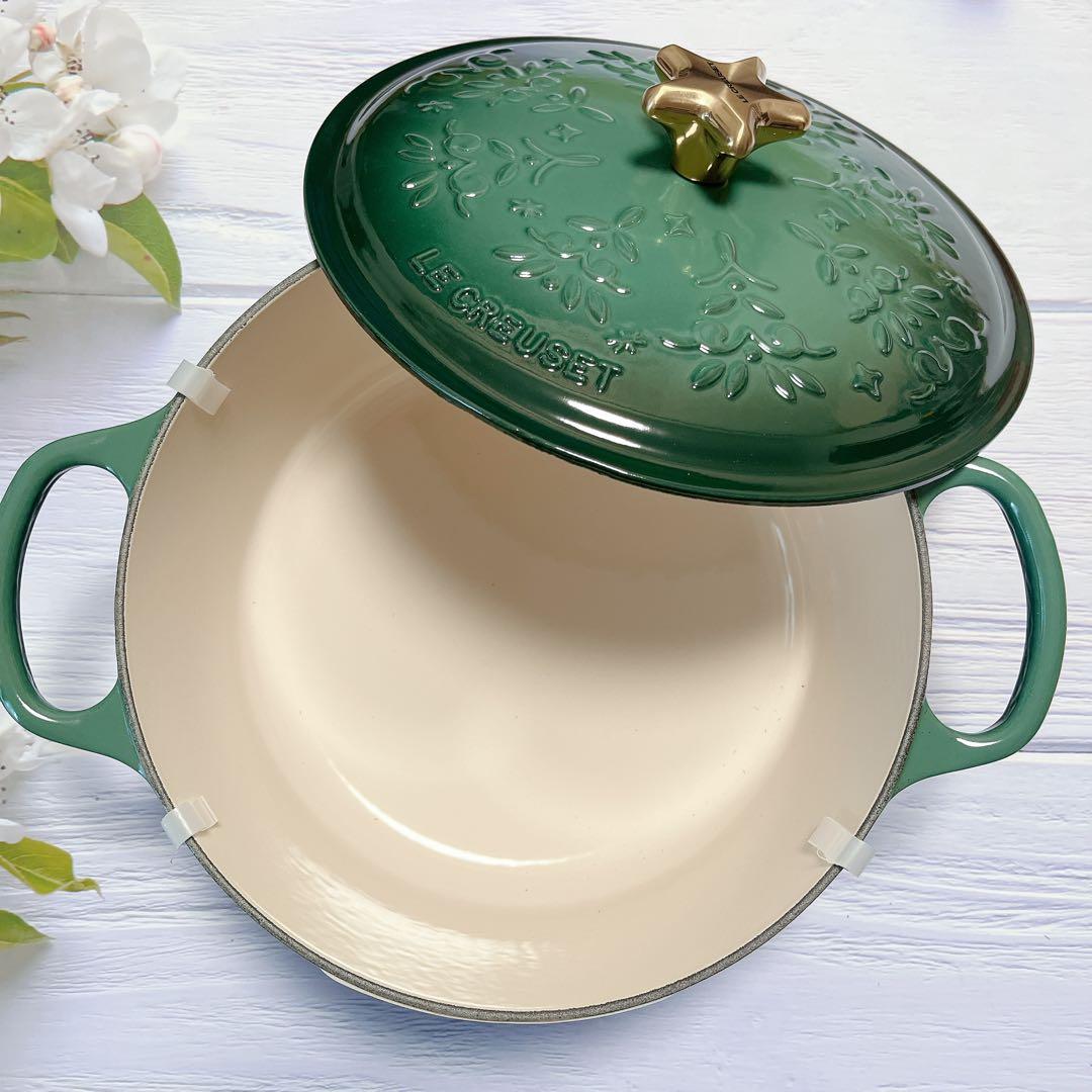 ♡ルクルーゼ　ノエルレリーフ　ココットロンド ゴールドつまみ　アーティチョーク