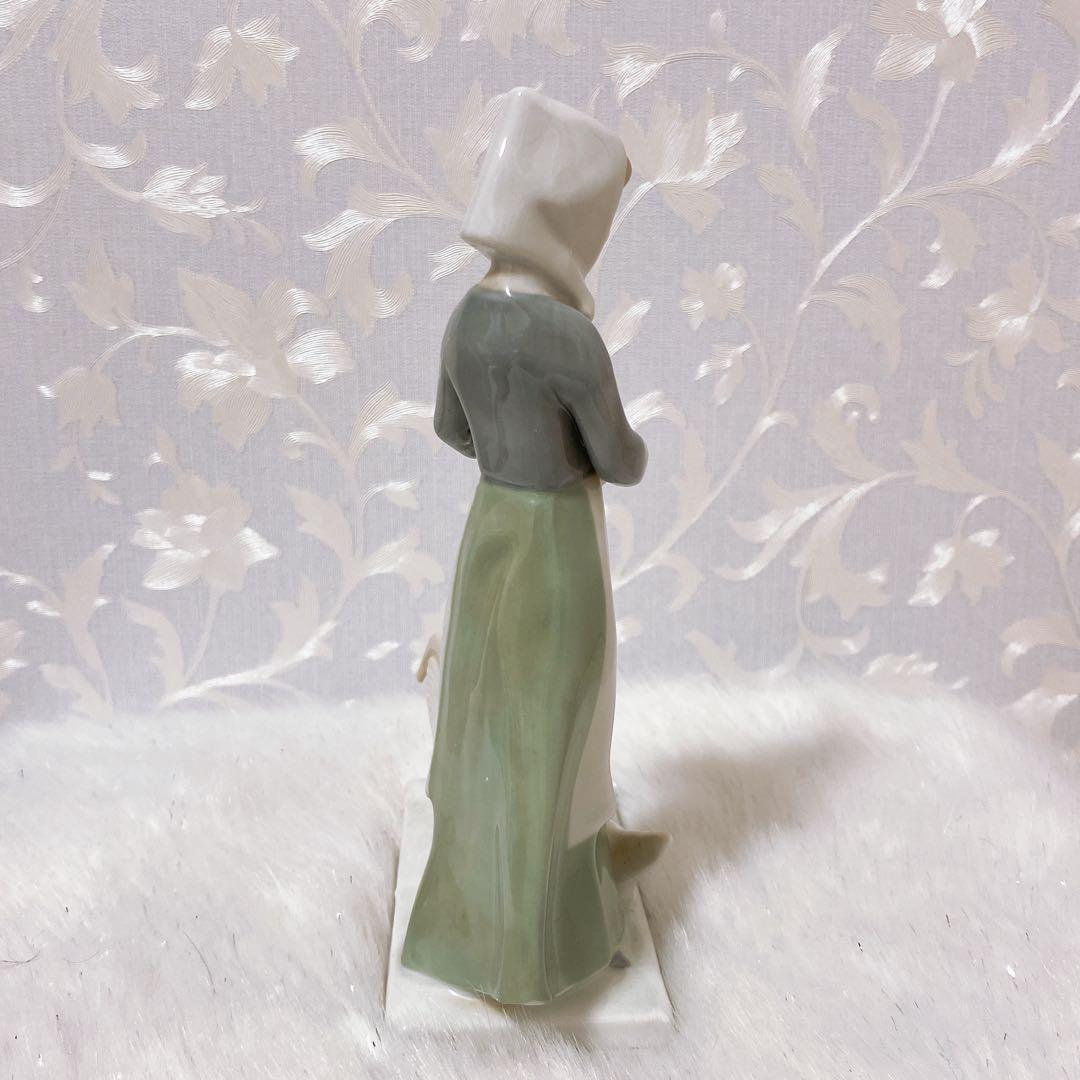 GDR 王冠マーク グレフェンタール 少女の鶏餌蒔きのフィギュリン