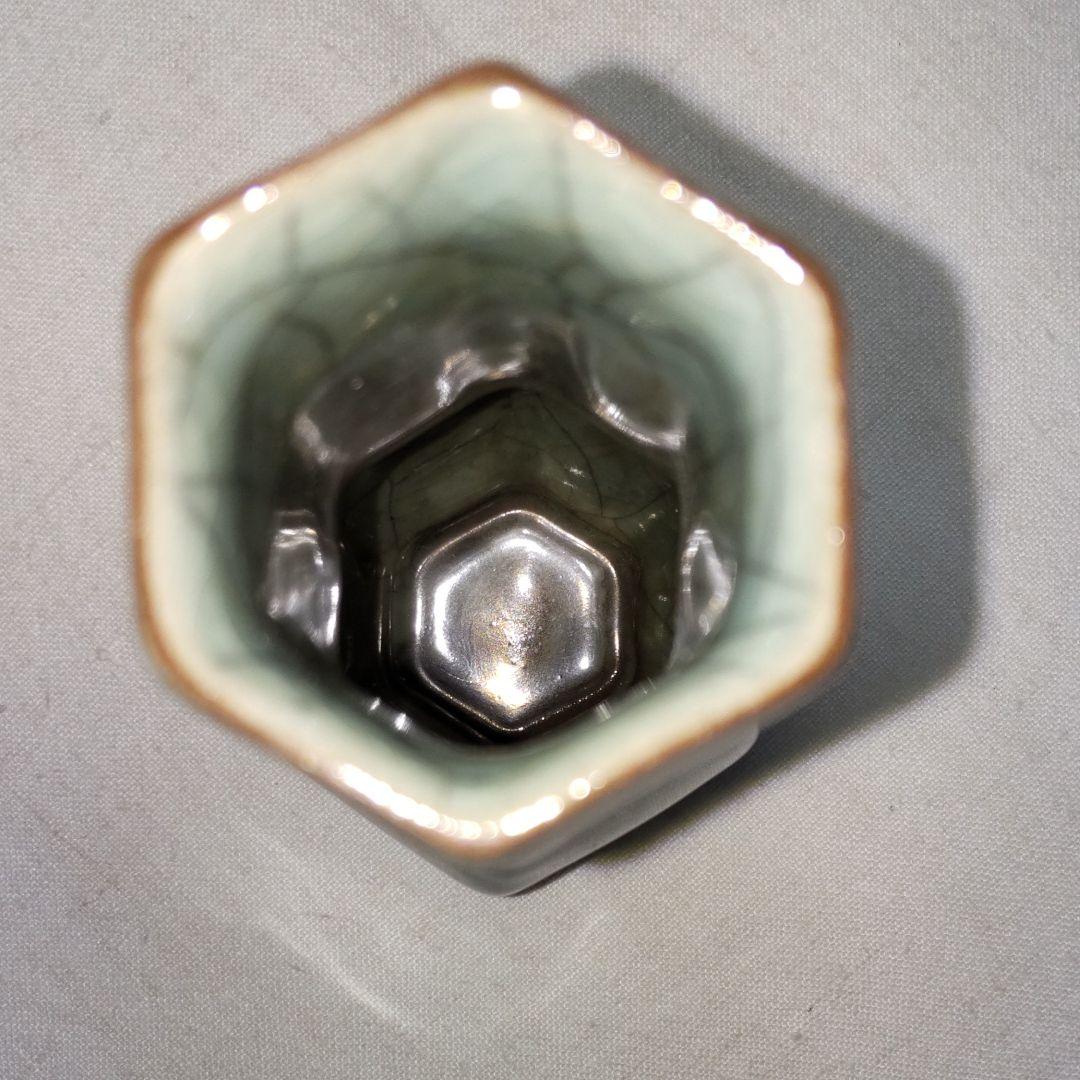 南宋郊壇下官窯粉靑釉六方瓶。