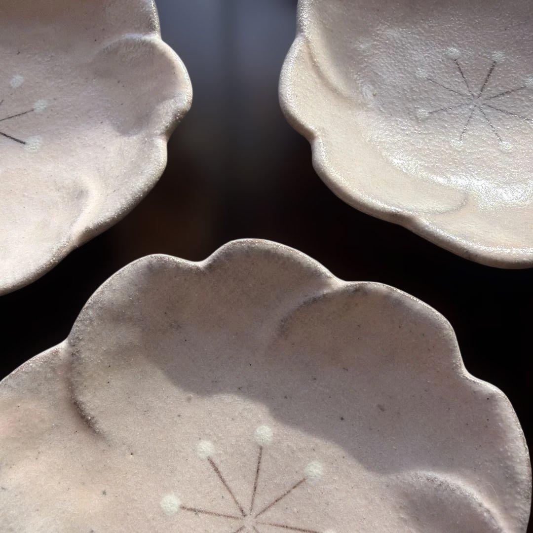 美濃焼　桜形小皿　三つ足付き捻り皿