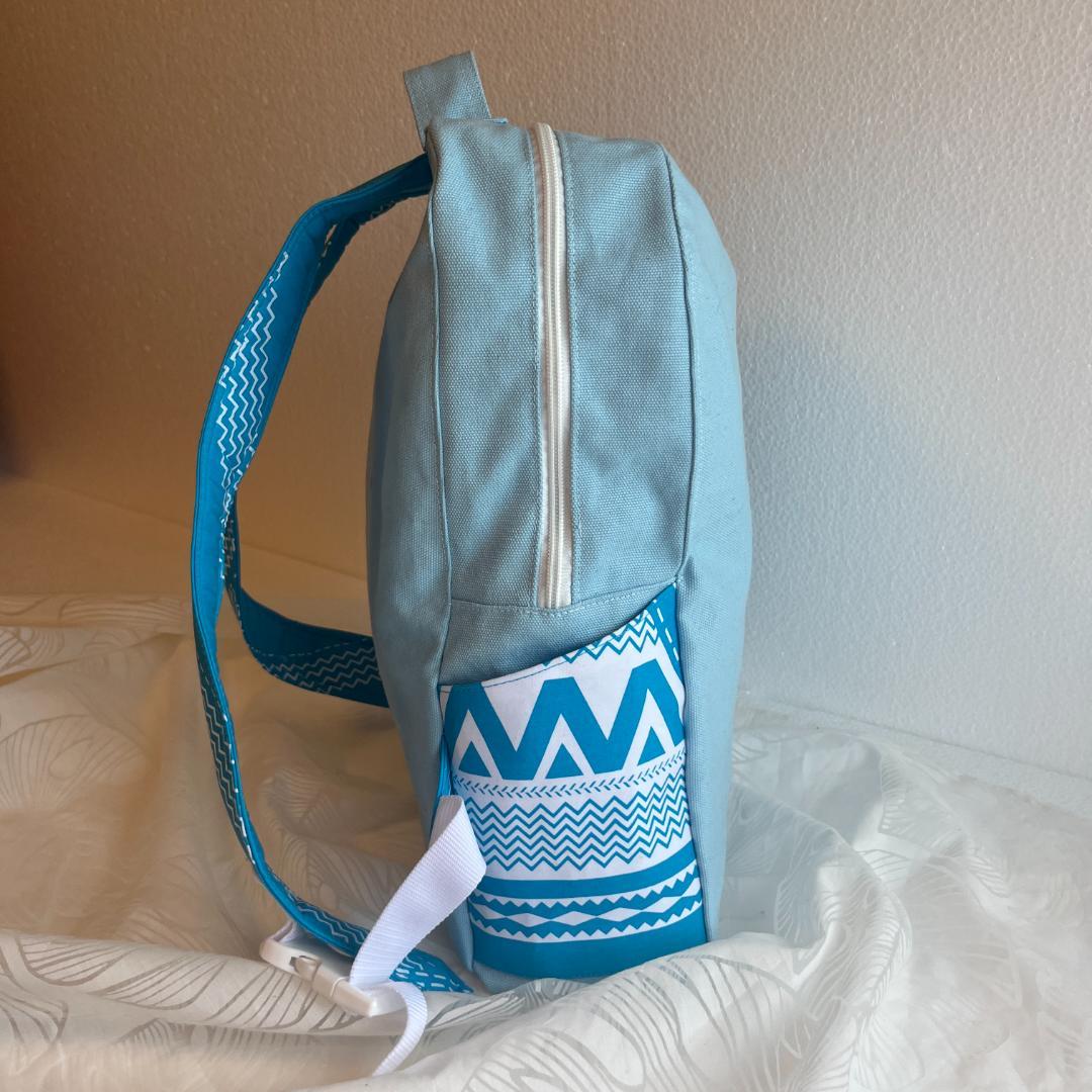 ハワイアンなリュックサック（みずいろと青のタパ柄）