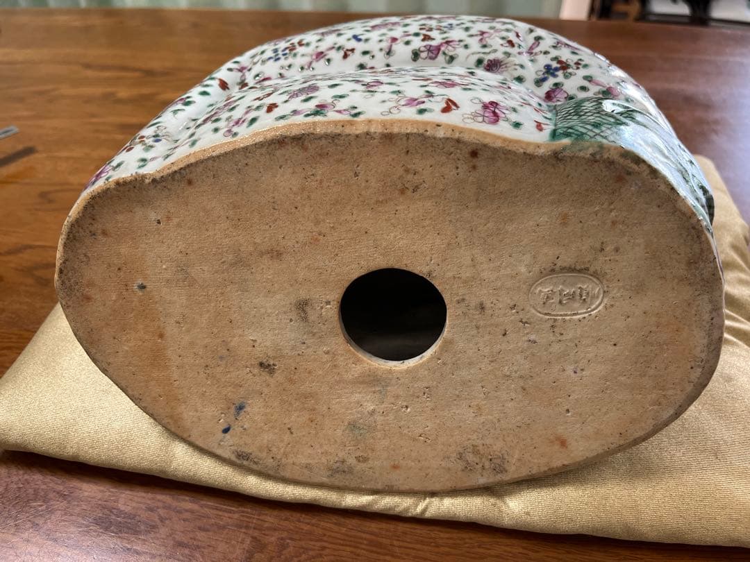 陶器製 布袋像 金色座布団付