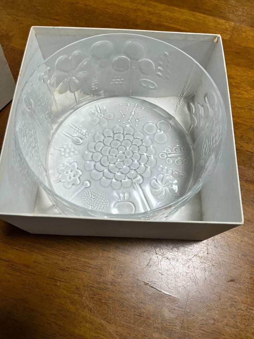  フィンランド製花柄エンボスガラスボウル
