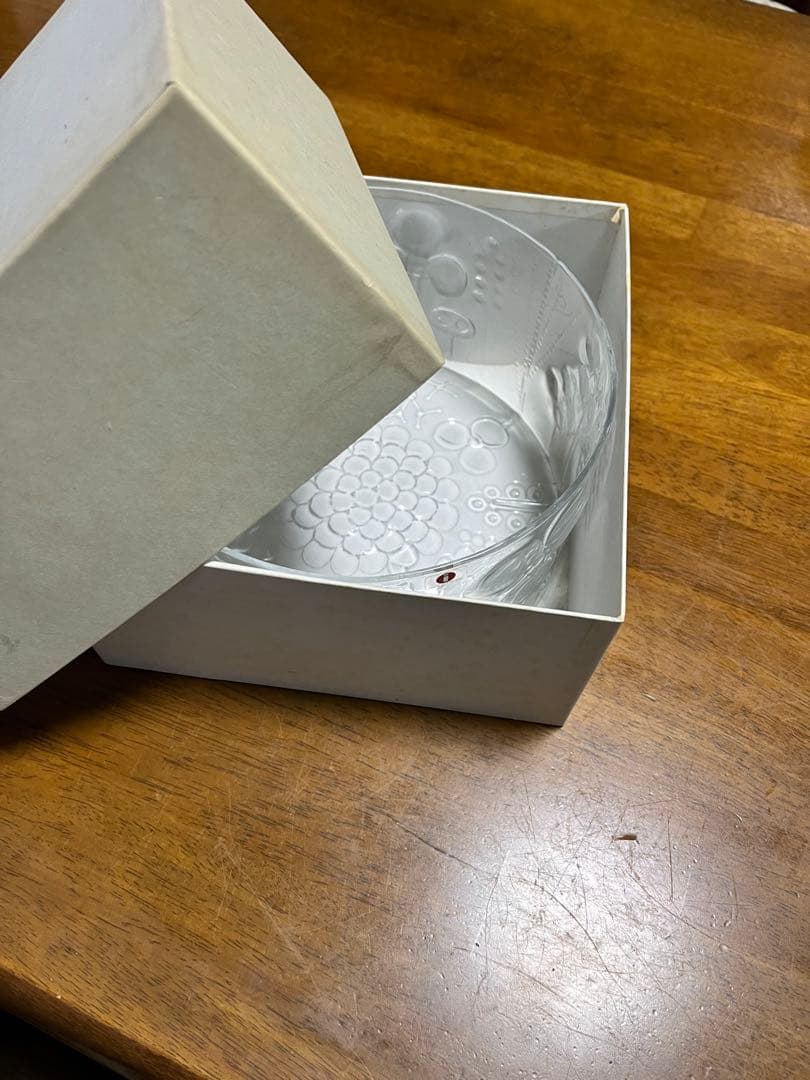  フィンランド製花柄エンボスガラスボウル