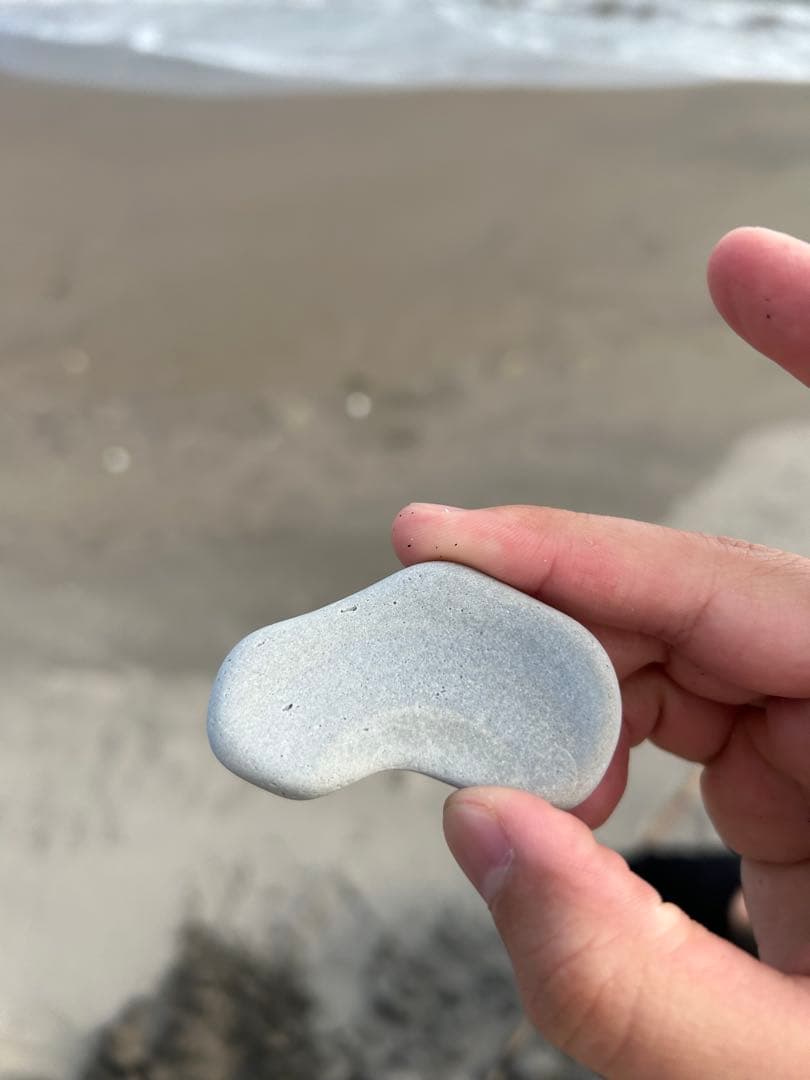 グレーの装飾石、青いライン付き