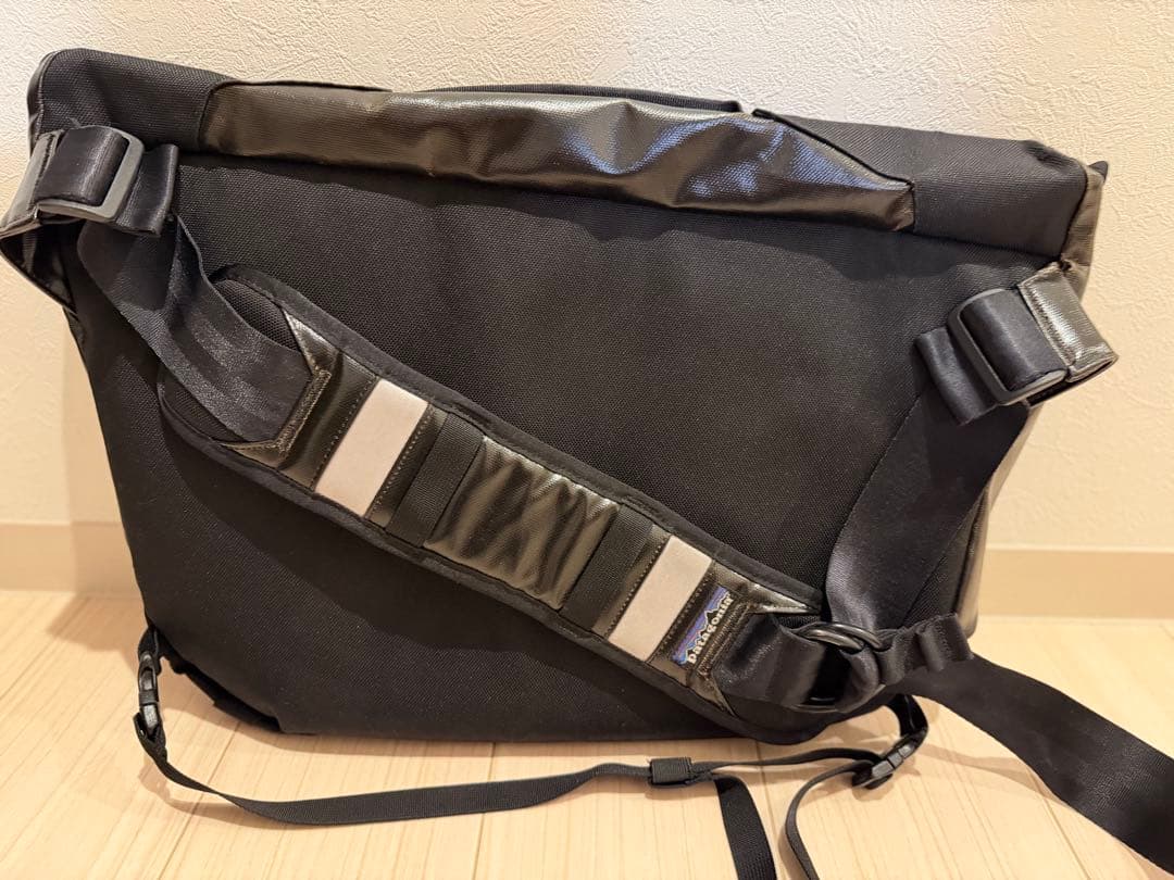 【値下げ】patagonia 大型メッセンジャーバッグ ブラックホール