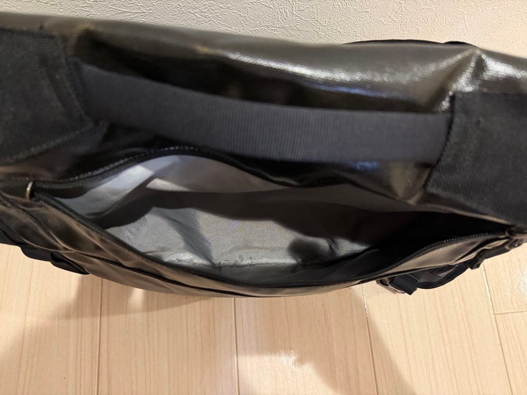 【値下げ】patagonia 大型メッセンジャーバッグ ブラックホール