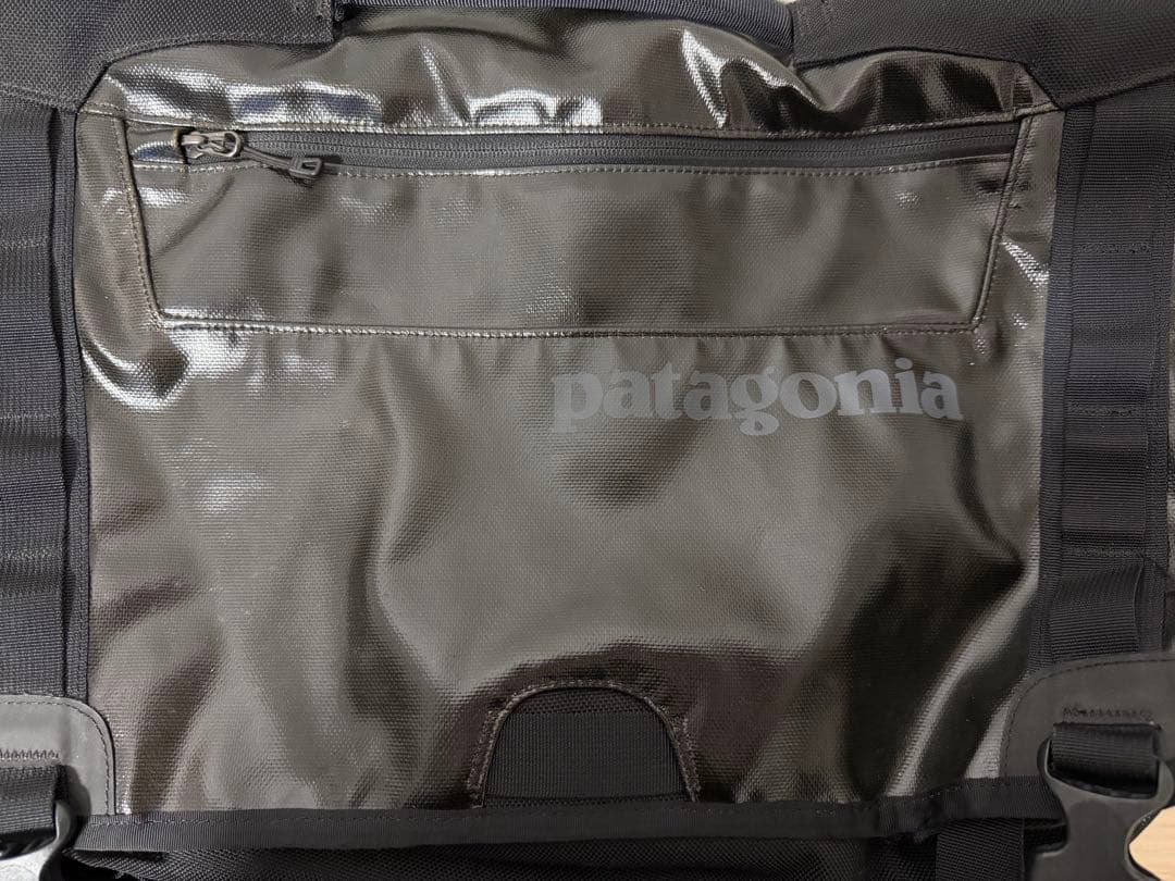 【値下げ】patagonia 大型メッセンジャーバッグ ブラックホール