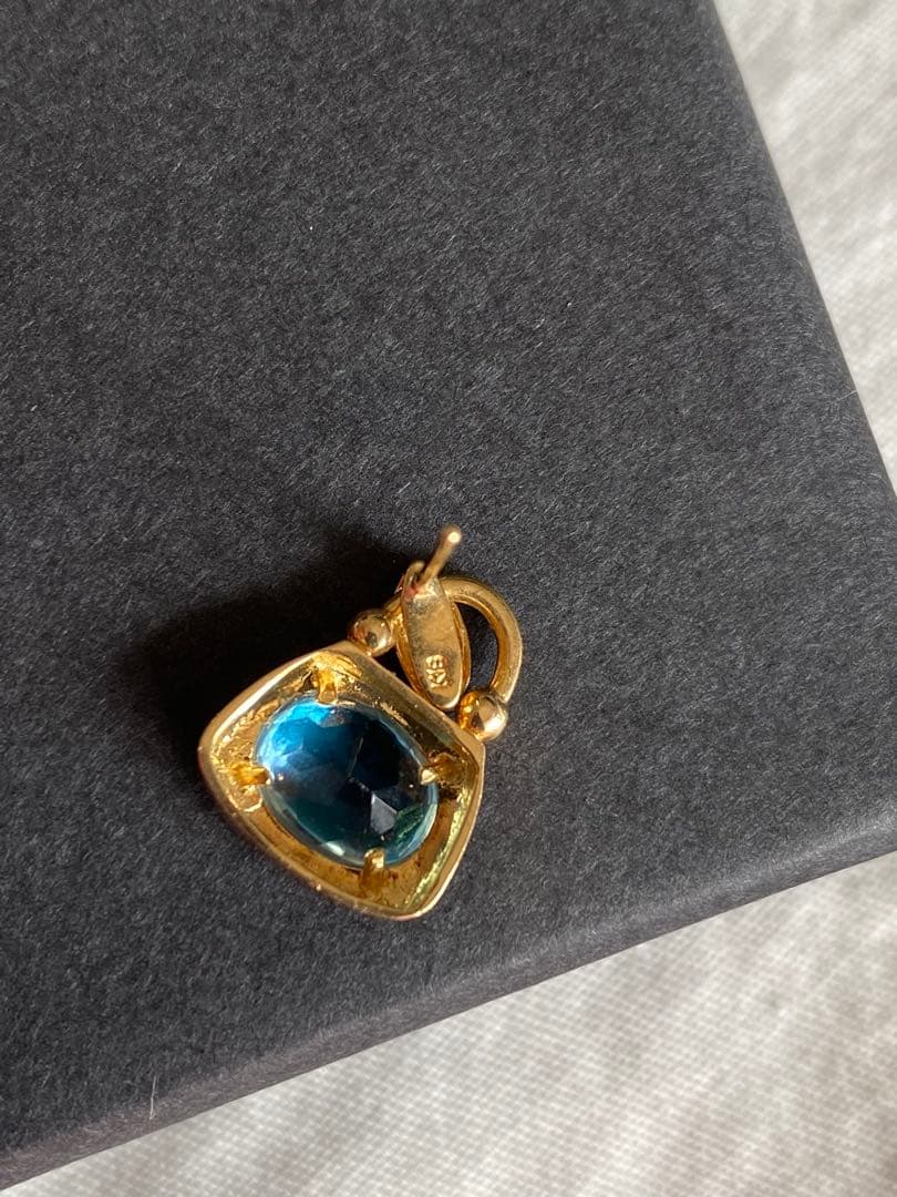 青色宝石のフープ型ピアス