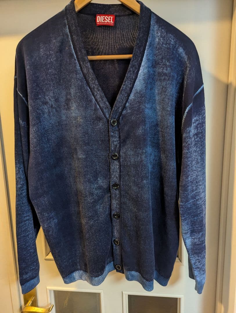 DIESEL 予備ボタン付き グレン期名作ロゴ付きニットカーディガン