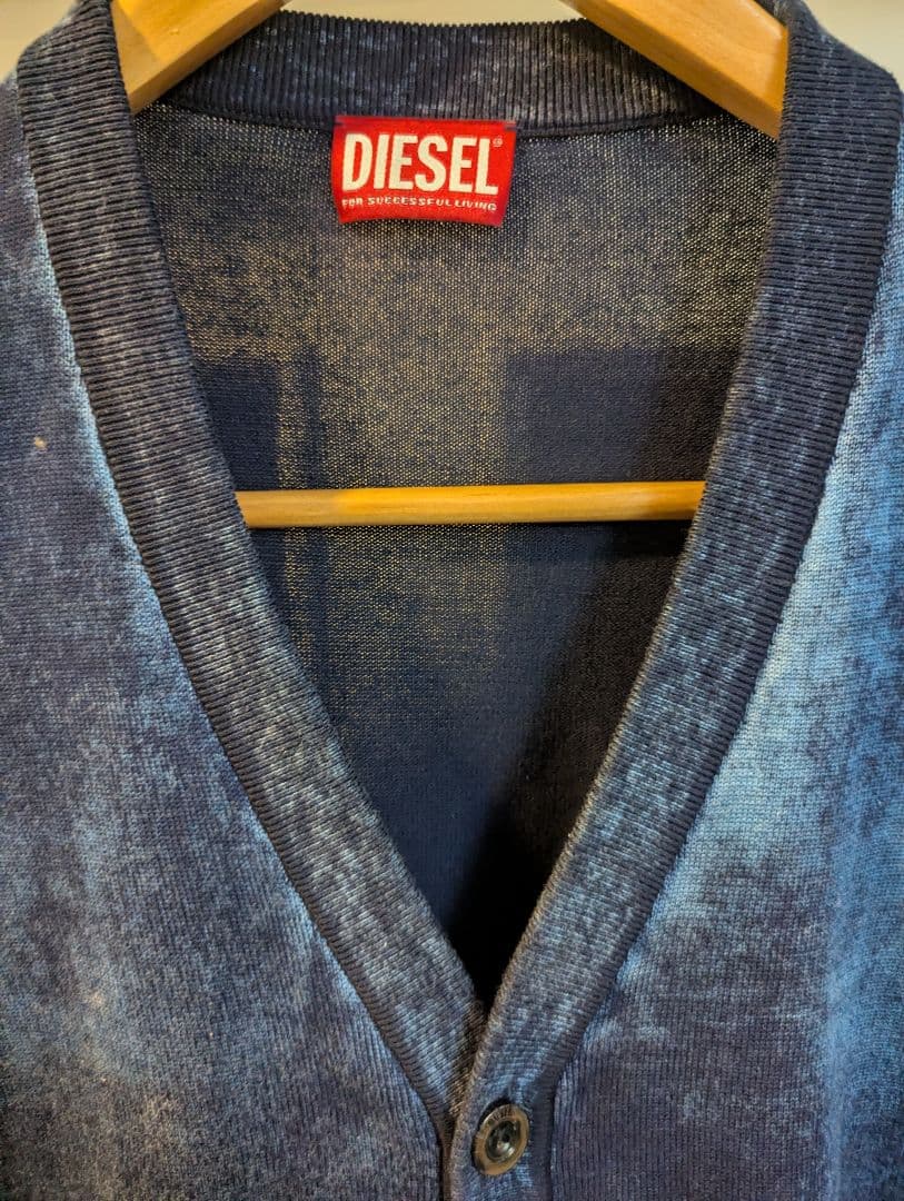 DIESEL 予備ボタン付き グレン期名作ロゴ付きニットカーディガン