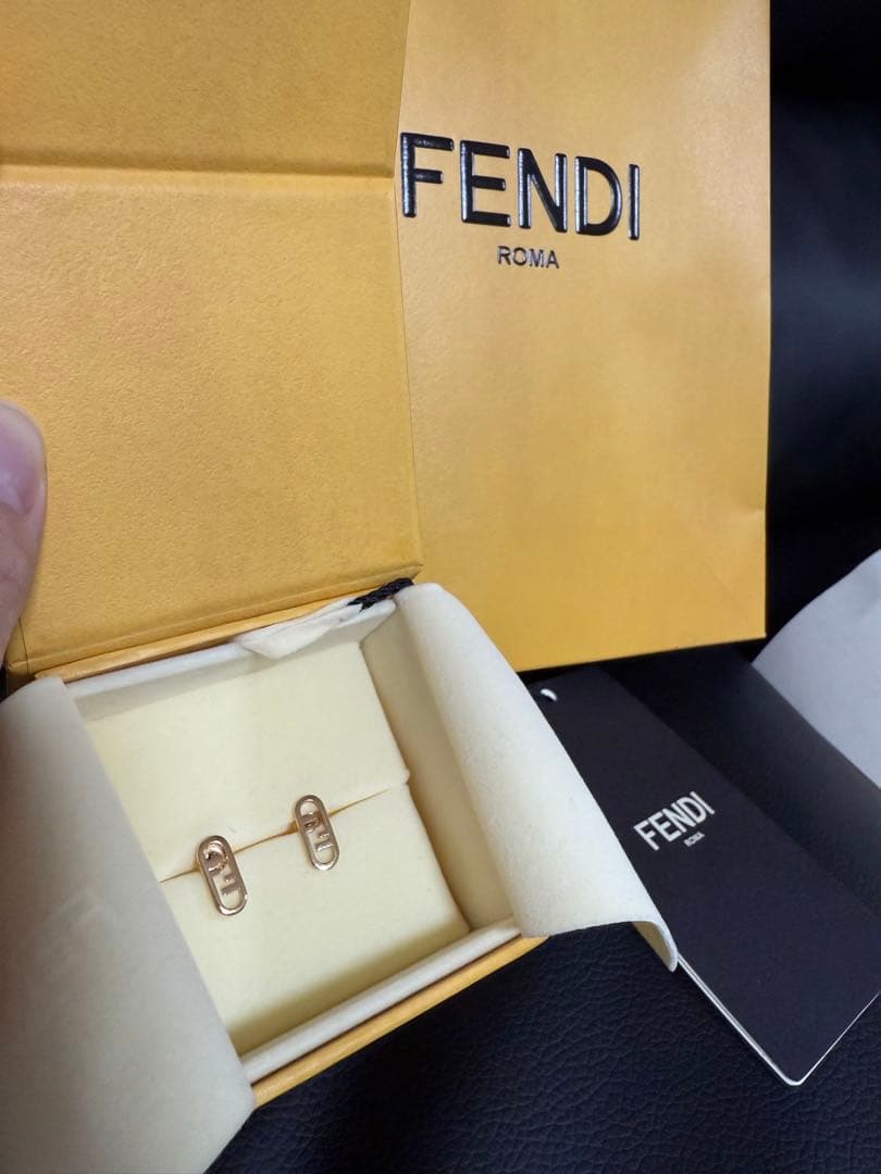 FENDI ゴールドピアス 箱付き