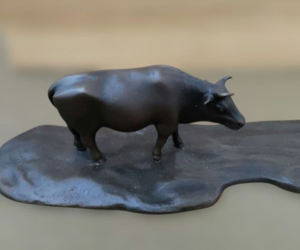 牛の置物 (文鎮？)