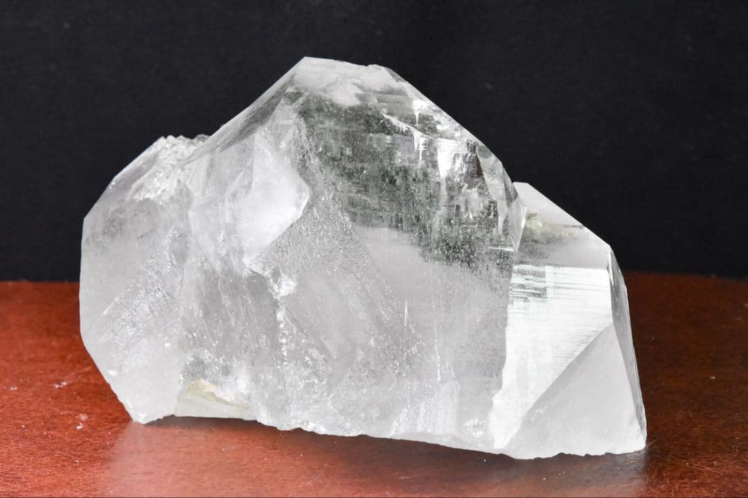 マニハール産 大きなV字谷のあるポイント クローライトインオン