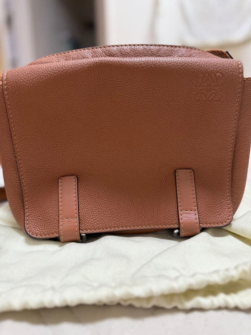【美品】ロエベ ミリタリーメッセンジャーバッグ XS ソフトグレインカーフ タン