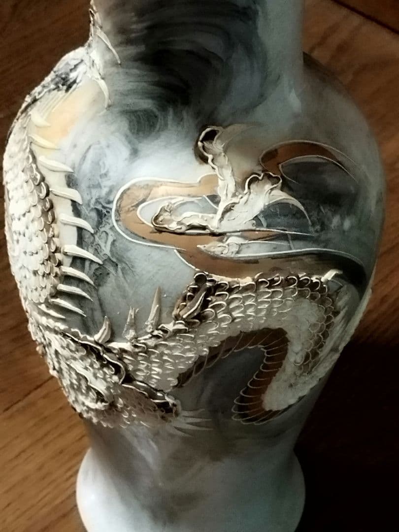 白磁器の花瓶です山水画の上に盛り上がった 立体画の龍ドラゴンが今にも飛び出しそう