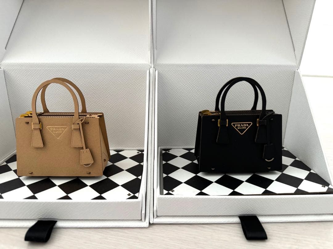 PRADA (プラダ)フロントロゴニット　ライトグレー・黒 ネックウォーマー