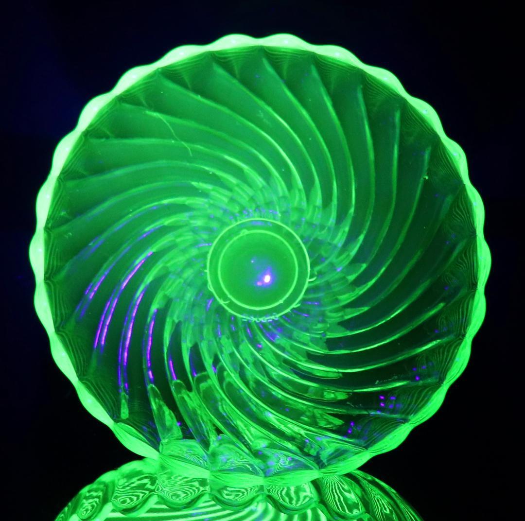 オールド・バカラ 激レア ウランガラス製 バンブー 花型コンポート アンティーク