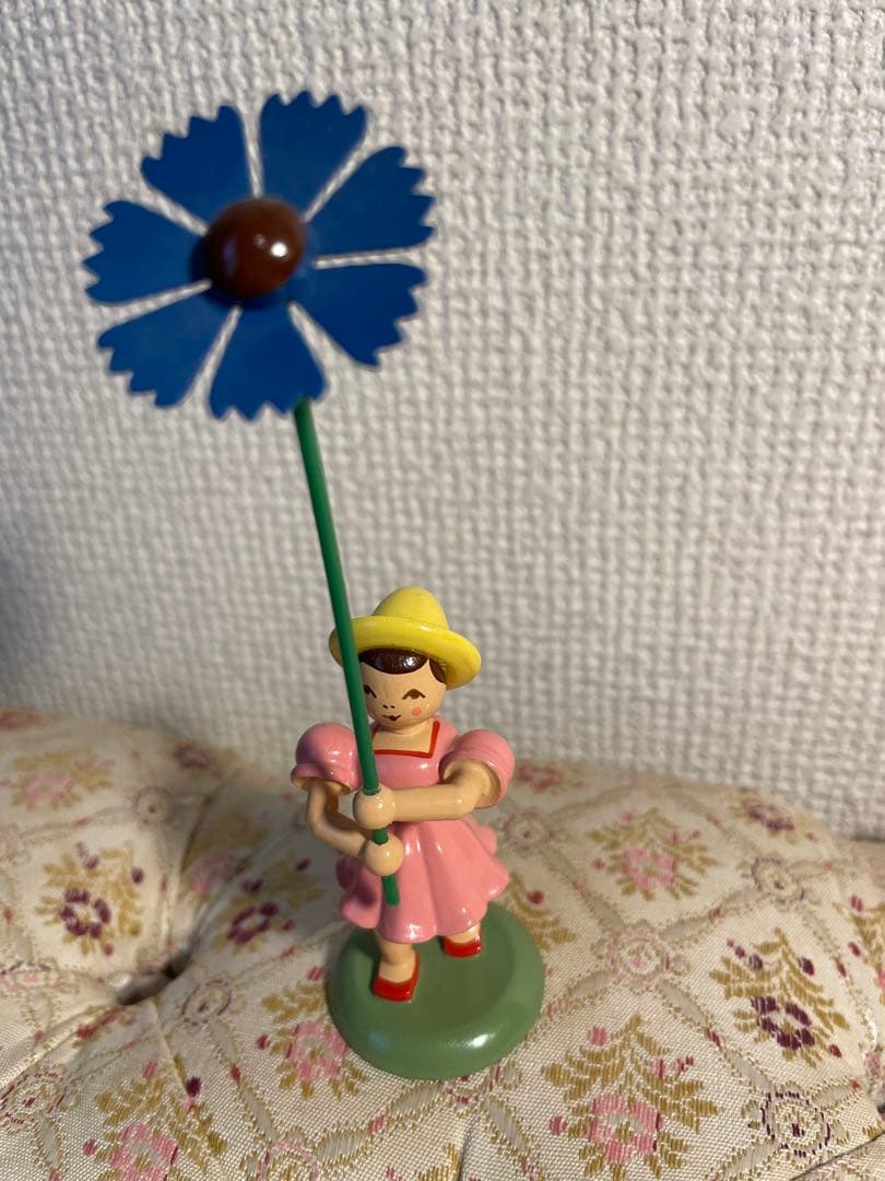 ドイツ エルツ地方木工芸品 花を持つ子ども達 6人※取り扱い注意点あり