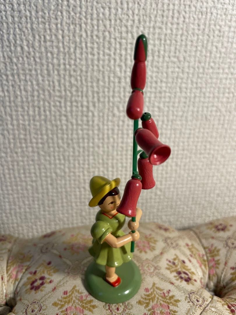 ドイツ エルツ地方木工芸品 花を持つ子ども達 6人※取り扱い注意点あり