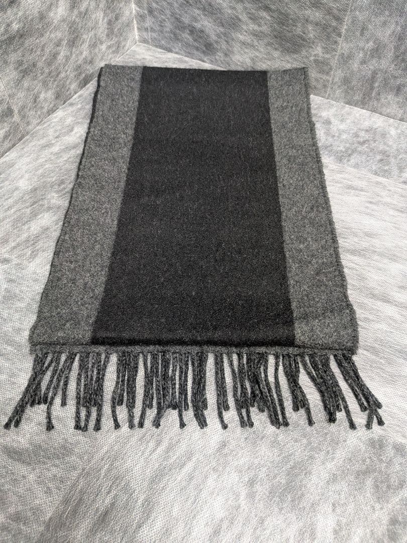 LOUISVUITTON　グレー ロゴマーク入り マフラー