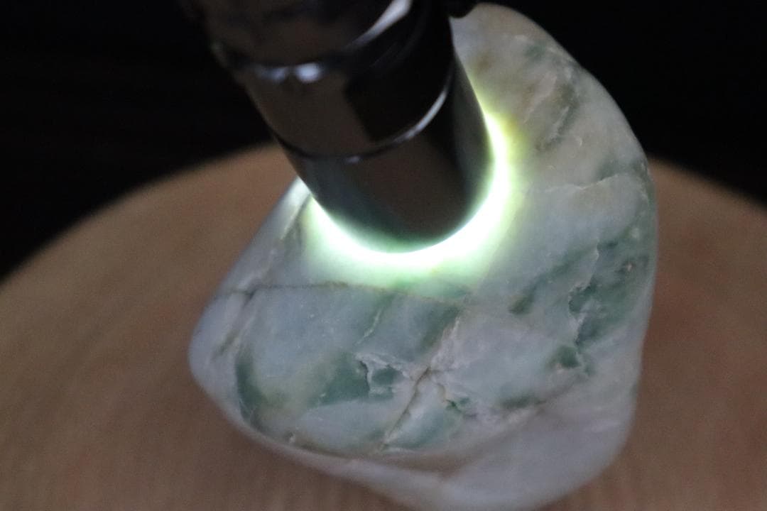 糸魚川翡翠原石【海岸】394g