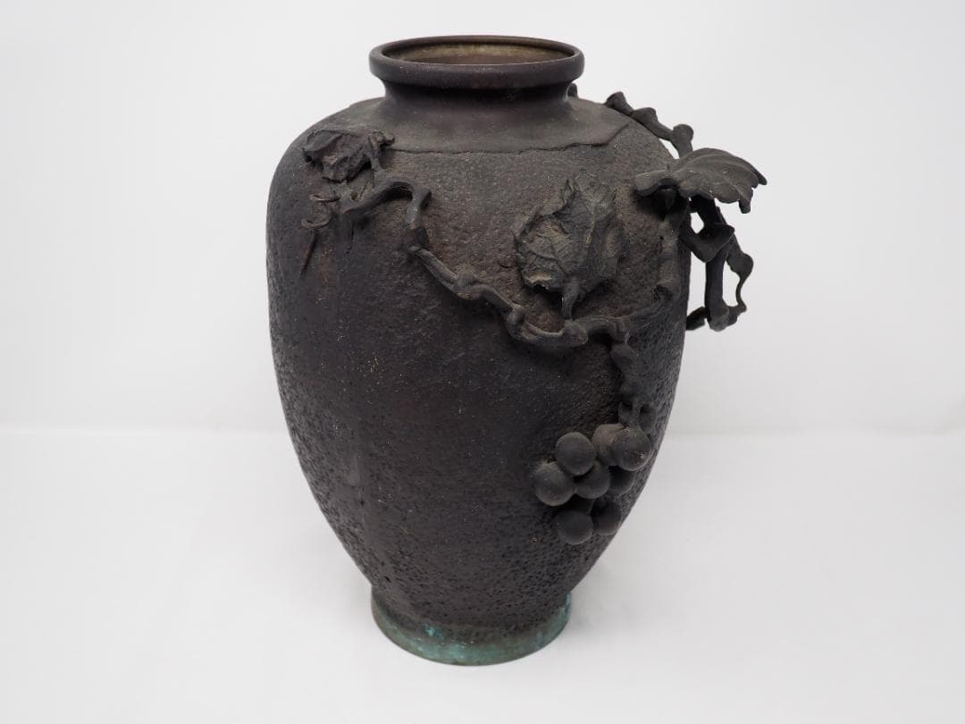 葡萄浮彫　花瓶　赤堀信平 　銅製　工芸品