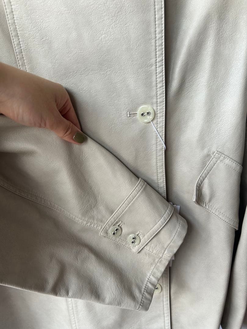 ベージュ ハイネック レザージャケット