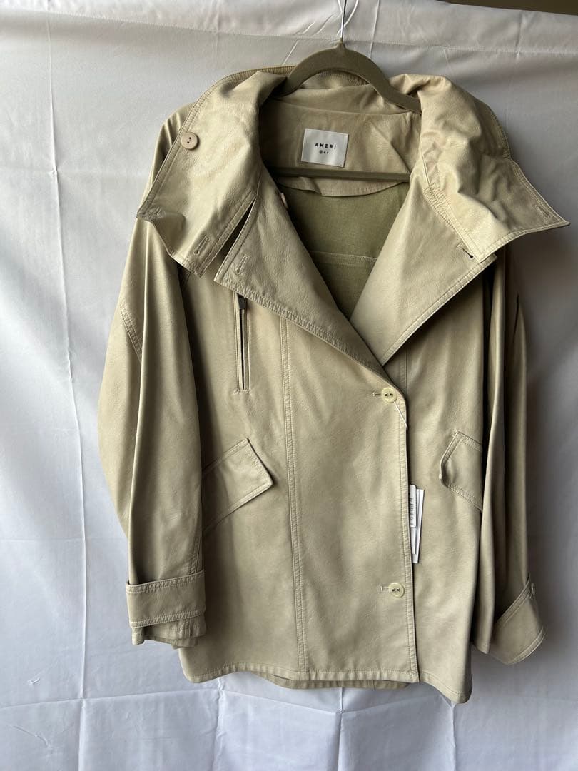 ベージュ ハイネック レザージャケット