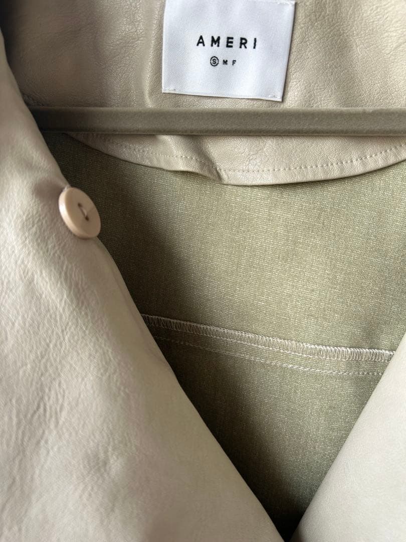 ベージュ ハイネック レザージャケット