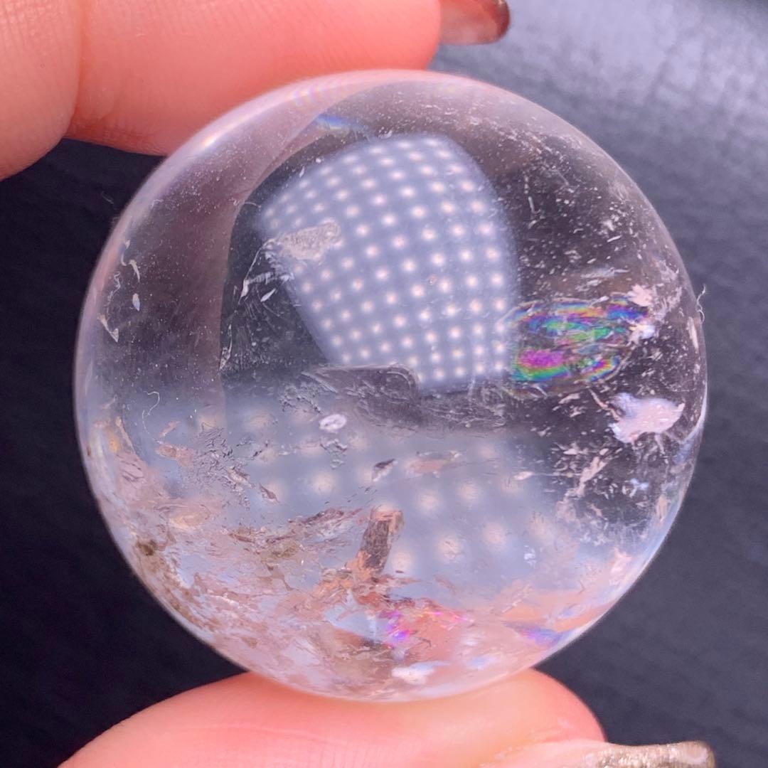 0608109  天然水晶台丸玉座付き虹入り　32ミリ