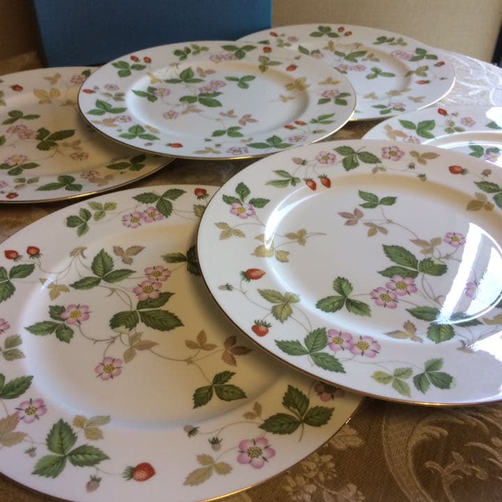 新品英国製【黒壺】 ビクトリア調みずみずしい野苺と金彩ディナー皿