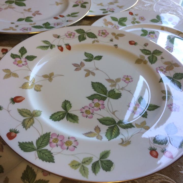 新品英国製【黒壺】 ビクトリア調みずみずしい野苺と金彩ディナー皿