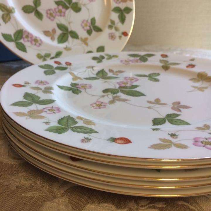 新品英国製【黒壺】 ビクトリア調みずみずしい野苺と金彩ディナー皿