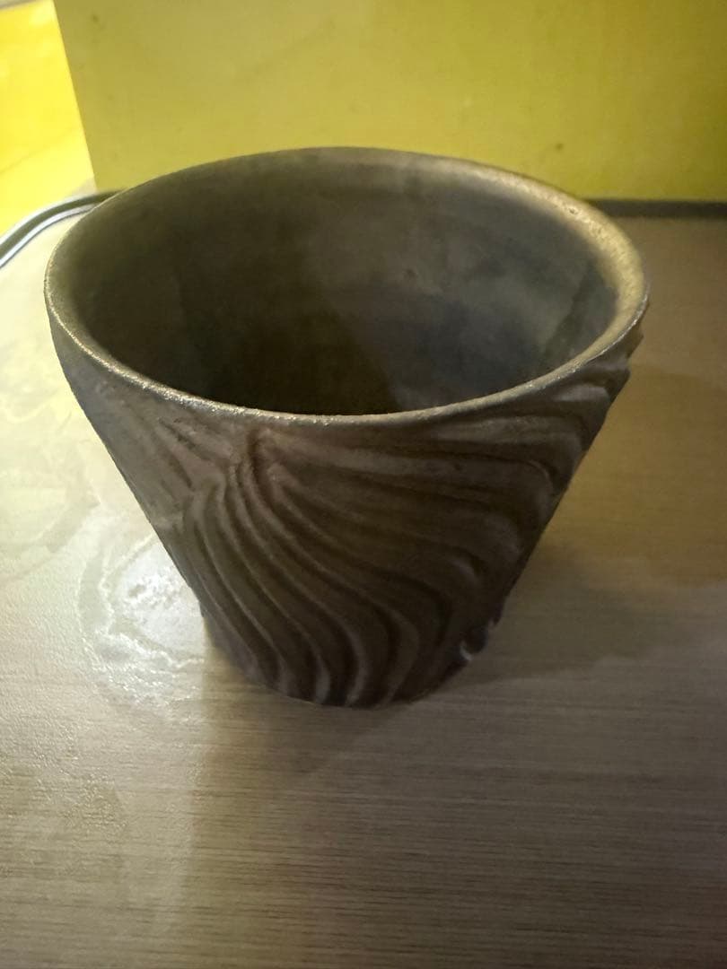 新里竜子さん　やちむん　植木鉢　ゴールド