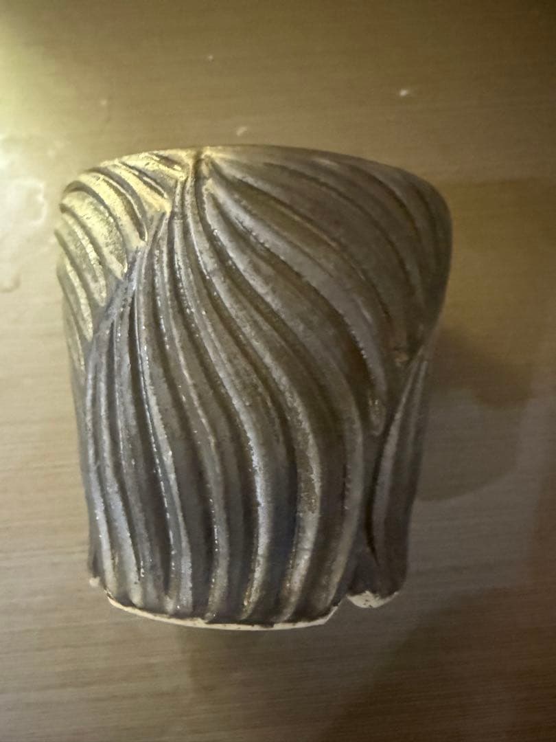 新里竜子さん　やちむん　植木鉢　ゴールド